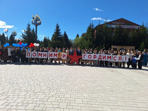 Апас урта мәктәбе укучылары “Җиңү” паркында батырлар истәлегенә веноклар куйды
