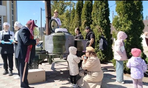 Ретро-автомобильләр, фотозона һәм солдат боткасы бәйрәмгә аерым ямь өстәде