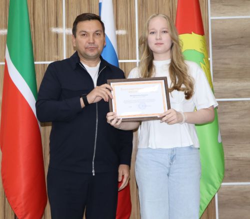 Район башлыгы чыгарылыш сыйныф укучылары белән очрашты