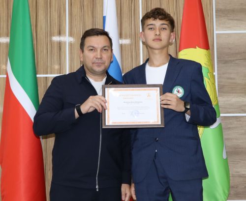 Район башлыгы чыгарылыш сыйныф укучылары белән очрашты