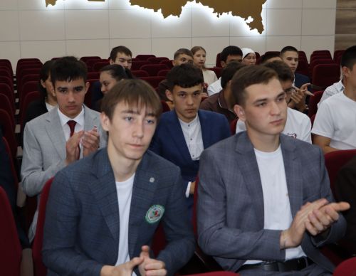 Район башлыгы чыгарылыш сыйныф укучылары белән очрашты