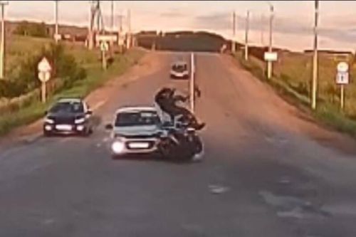 Татарстанда «Лада»  светофорда туктап торган мопедка бәрелгән