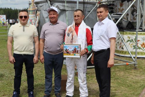 Апас Сабан туенда ат чабышын халык яратып күзәтте