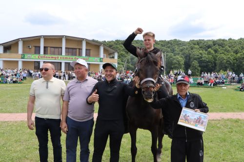 Апас Сабан туенда ат чабышын халык яратып күзәтте