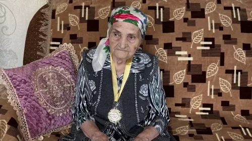 Апастан Мәрьям апа Төхвәтуллина 90 яшьлек туган көненә токмачларны үзе кискән