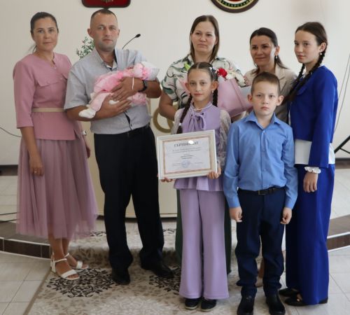 Район дүртенче балалары туган ике гаилә акчалата сертификатка ия булды