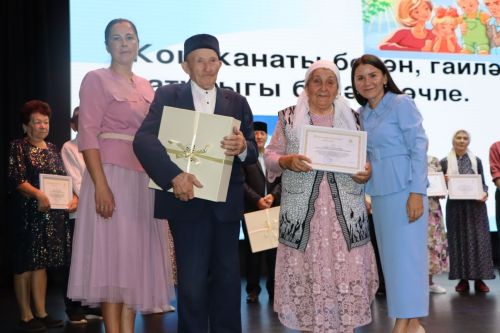 Районда Алтын туйларын билгеләп үтүче гаиләләр хөрмәтләнде