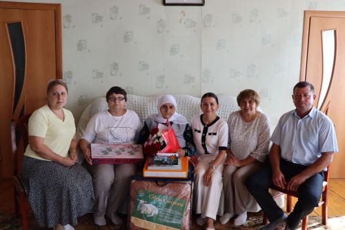 Болынбалыкчы авылында яшәүче Рокыя әби Бикмөхәммәтова 90 яшьлек гомер бәйрәмен каршылады