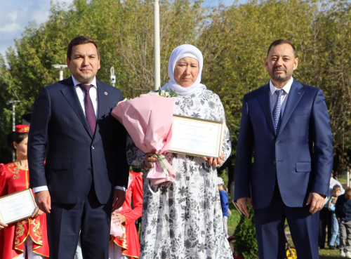 Апаста Республика көнен билгеләп уздылар