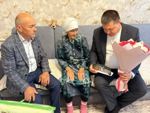 Иске Йомралы авылында яшәүче Мөнирә әби Кашафетдинова 90 яшьлек гомер бәйрәмен каршылады