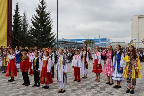 Апас мәктәбендә Белем иленә дәшеп тәүге кыңгырау чыңлады