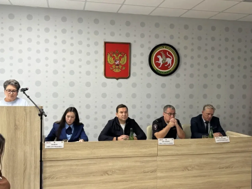 Район балигъ булмаган балалар белән эшләү комиссиясенең чираттагы киңәйтелгән утырышы узды