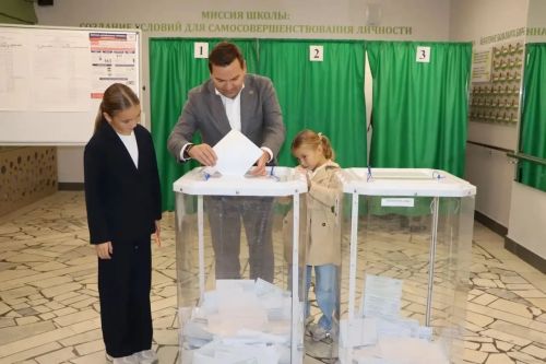 Район башлыгы Айрат Җиһаншин гаиләсе белән тавыш бирде