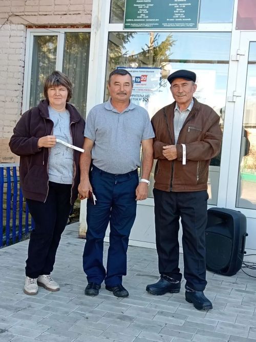 Әлмәндәрдә сайлаучылар гаиләләре белән килә