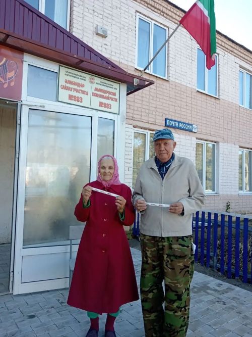 Әлмәндәрдә сайлаучылар гаиләләре белән килә