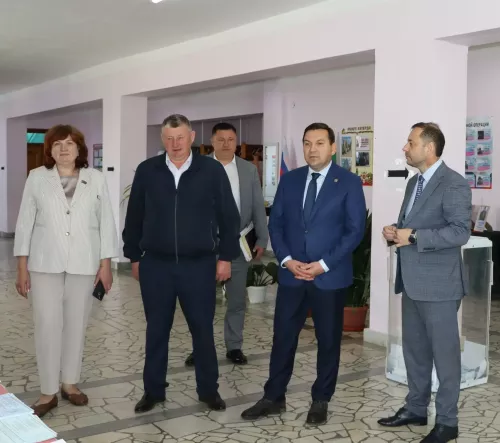 Район башлыгы Айрат Җиһаншин сайлаулар барышы белән танышты