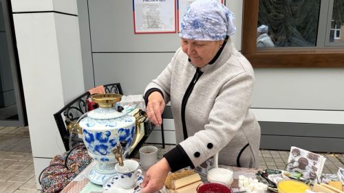Избирателей в Апастово встречают песнями и музыкой