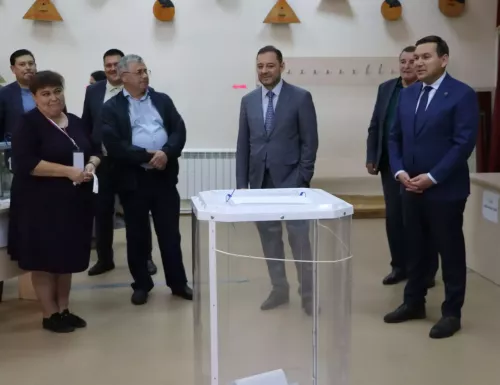 Район башлыгы Айрат Җиһаншин сайлаулар барышы белән танышты