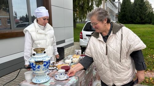 Избирателей в Апастово встречают песнями и музыкой