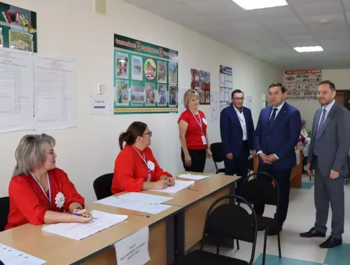 Район башлыгы Айрат Җиһаншин сайлаулар барышы белән танышты