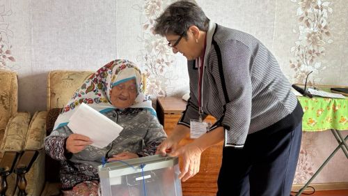 Члены комиссии приехали к 92-летней жительнице Старое Енали, чтобы она смогла проголосовать