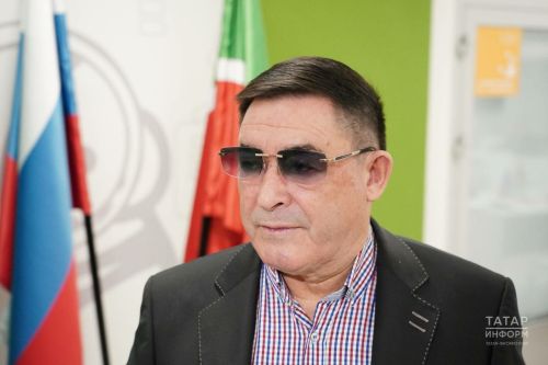 Салават Фәтхетдинов тормыш иптәше һәм оныгы белән бергә тавыш бирергә килде