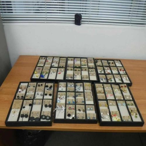 В аэропорту Казани поймали женщину, везшую партию якобы самодельных сережек