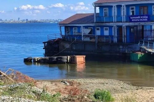 «КАМАЗ» слетел в воду на переправе в Верхнем Услоне, водитель погиб
