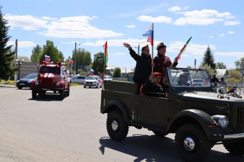 Апас буйлап хәрби машиналар парады узды