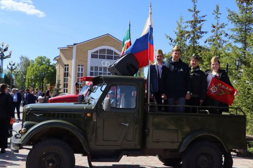 Апас буйлап хәрби машиналар парады узды