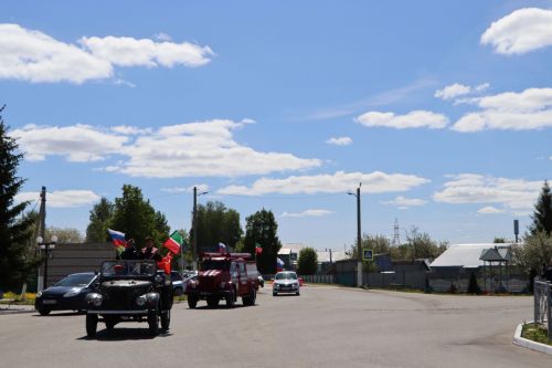 Апас буйлап хәрби машиналар парады узды