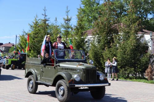 Апас буйлап хәрби машиналар парады узды