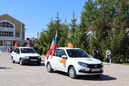 Апас буйлап хәрби машиналар парады узды