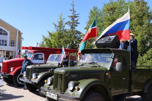 Апас буйлап хәрби машиналар парады узды