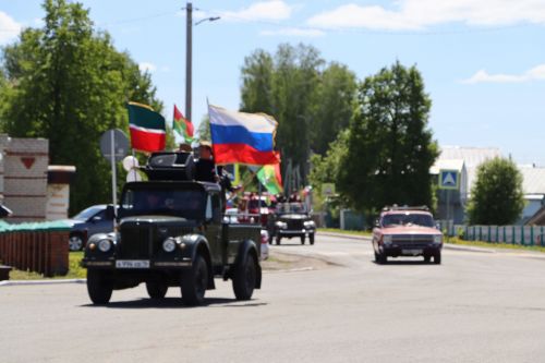 Апас буйлап хәрби машиналар парады узды