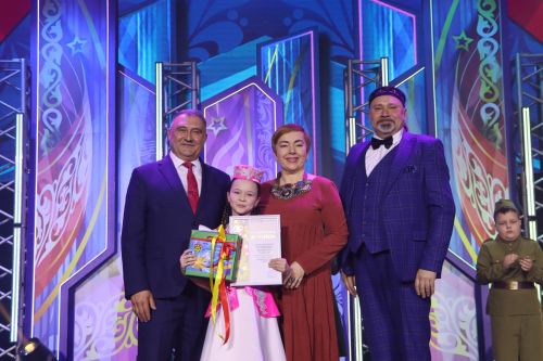 "Йолдызлык" фестивалендә бүләкләү тантанасыннан фотомизгелләр
