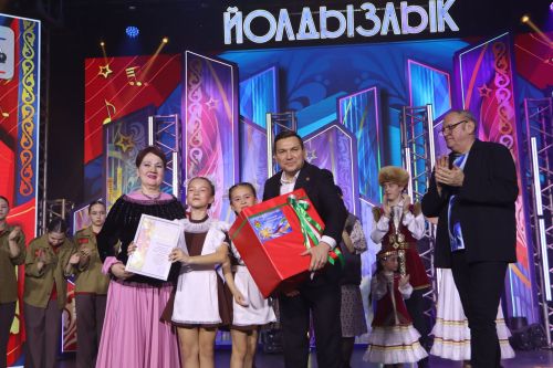 "Йолдызлык" фестивалендә бүләкләү тантанасыннан фотомизгелләр