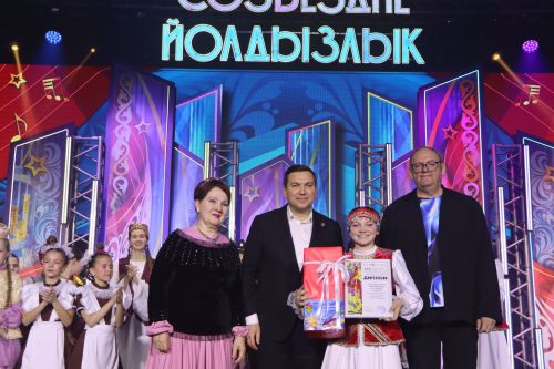 "Йолдызлык" фестивалендә бүләкләү тантанасыннан фотомизгелләр