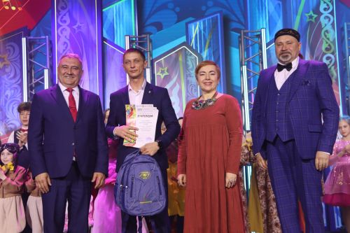 "Йолдызлык" фестивалендә бүләкләү тантанасыннан фотомизгелләр