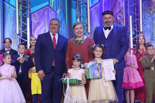 "Йолдызлык" фестивалендә бүләкләү тантанасыннан фотомизгелләр