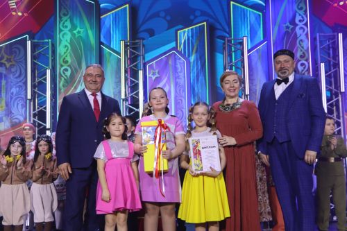 "Йолдызлык" фестивалендә бүләкләү тантанасыннан фотомизгелләр