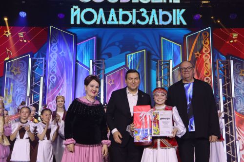 "Йолдызлык" фестивалендә бүләкләү тантанасыннан фотомизгелләр