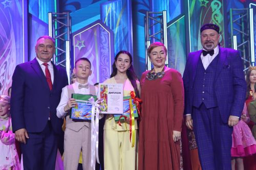 "Йолдызлык" фестивалендә бүләкләү тантанасыннан фотомизгелләр