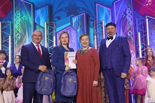 "Йолдызлык" фестивалендә бүләкләү тантанасыннан фотомизгелләр