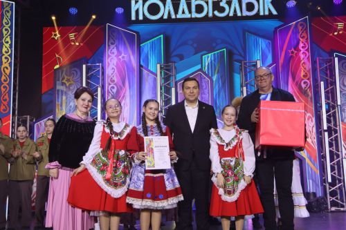 "Йолдызлык" фестивалендә бүләкләү тантанасыннан фотомизгелләр