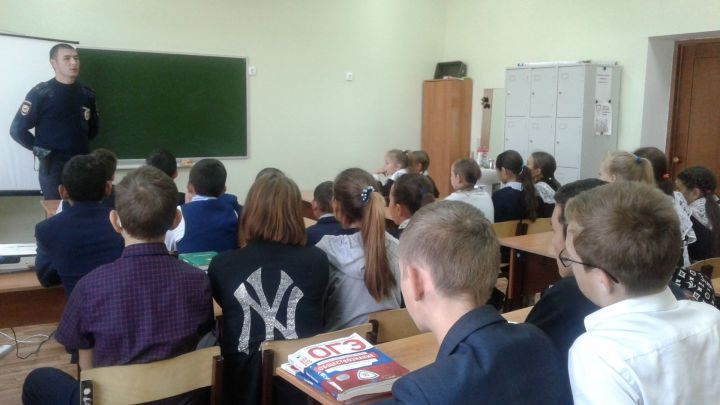 Участок инспекторы укучылар янында