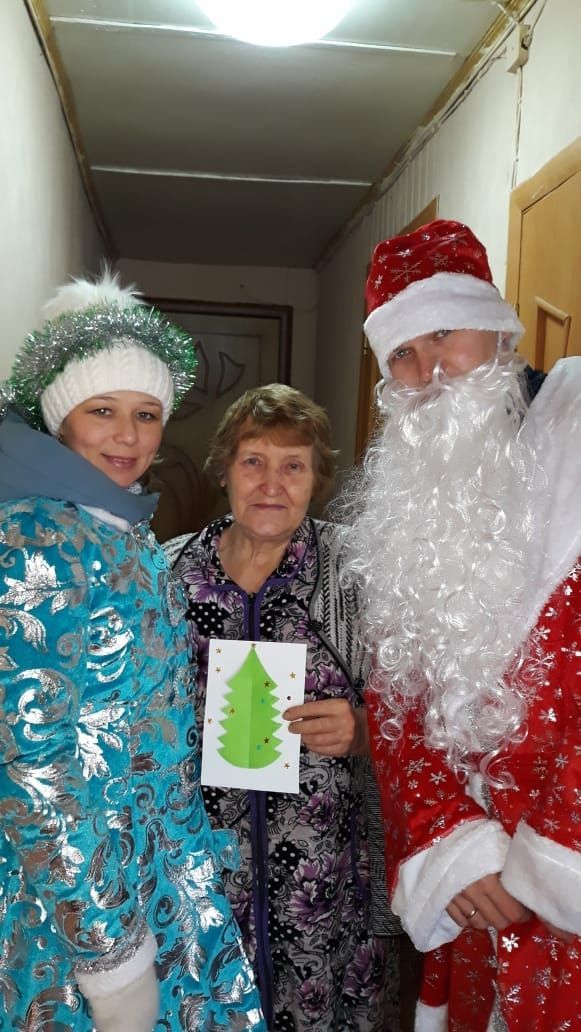 Апас мәктәбе Кыш бабае котлаулар тапшыра
