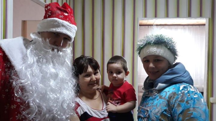 Апас мәктәбе Кыш бабае котлаулар тапшыра