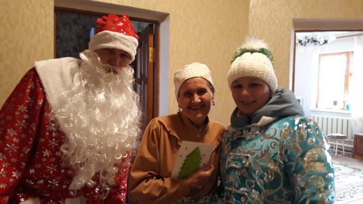 Апас мәктәбе Кыш бабае котлаулар тапшыра