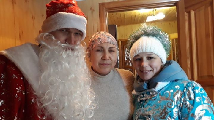 Апас мәктәбе Кыш бабае котлаулар тапшыра